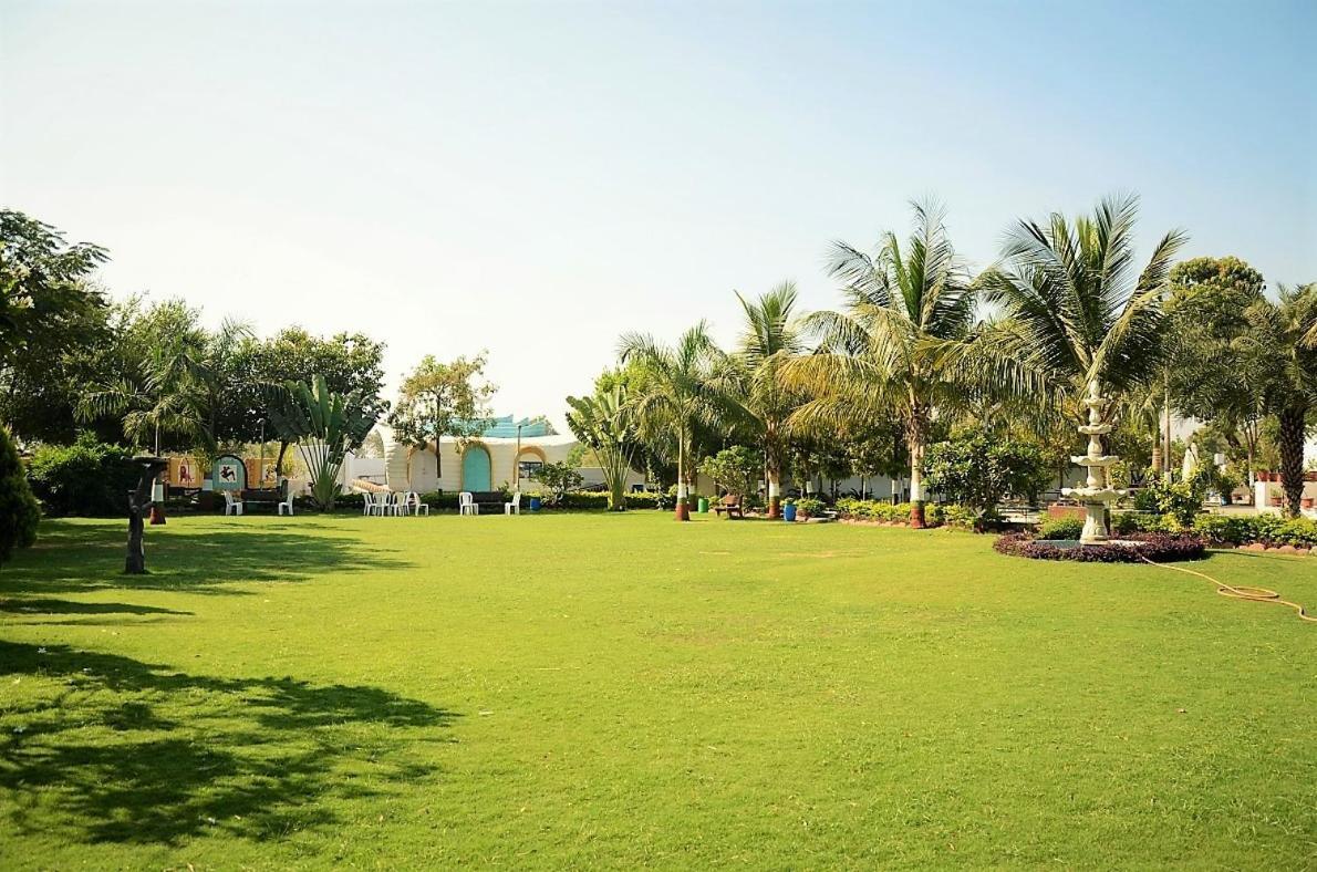 Royal Club & Resort Ahmedabad Exterior foto