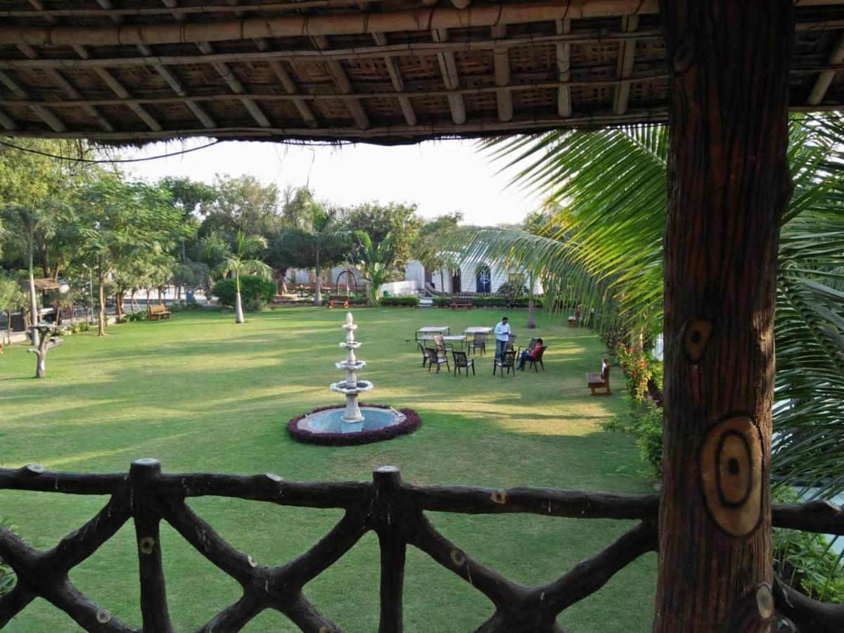 Royal Club & Resort Ahmedabad Exterior foto